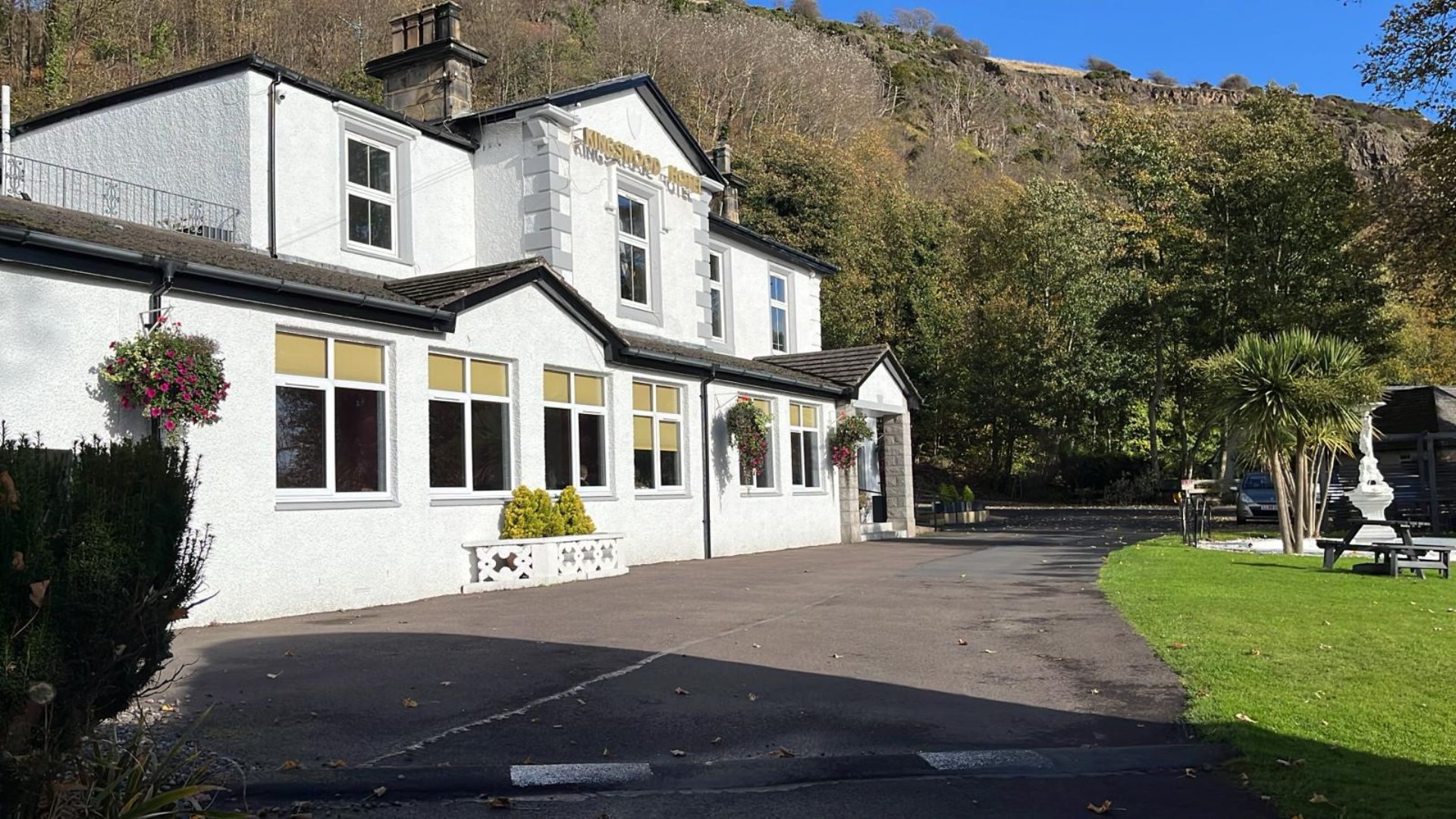 Coastal highway hotel parking in Burntisland, Fife for conversion to EVCI